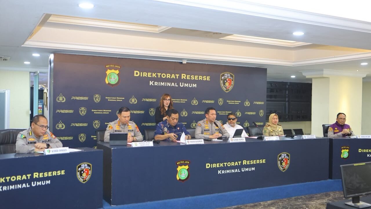 Dirreskrimum Polda Metro Jaya Kombes Pol Dr. Iman Imanuddin dalam konferensi pers perkembangan penanganan perkara Percetakan Mau Print di Polda Metro Jaya, Jumat, 3 Juli 2026.