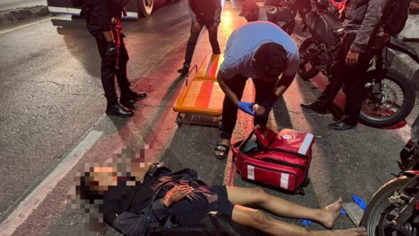 Brimob Polda Metro Jaya Bantu Evakuasi Korban Kecelakaan di Bekasi