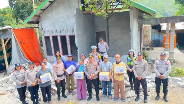 Kapolda NTT Salurkan Bantuan untuk Korban Gempa di Ngada, Polri Hadir Ringankan Beban Warga