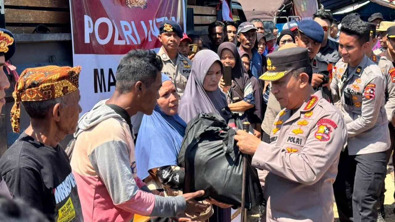 Polri Perkuat Penanganan Gempa NTT, Kapolri Tinjau Lokasi Terdampak dan Serahkan Bantuan