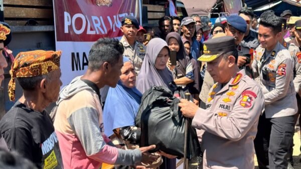 Polri Perkuat Penanganan Gempa NTT, Kapolri Tinjau Lokasi Terdampak dan Serahkan Bantuan