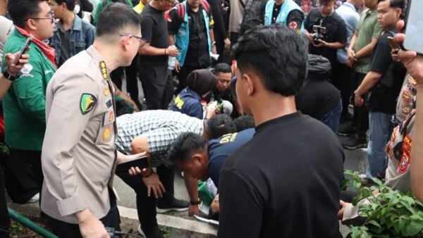 Tim Medis Polda Metro Jaya Sigap Evakuasi Mahasiswa yang Pingsan Saat Aksi