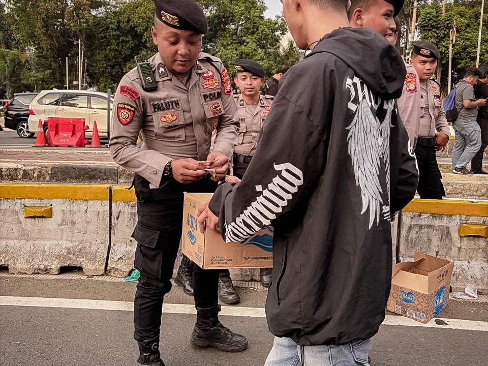 Di Tengah Aksi Mahasiswa, Warga Galang Dana untuk Korban Bencana NTT
