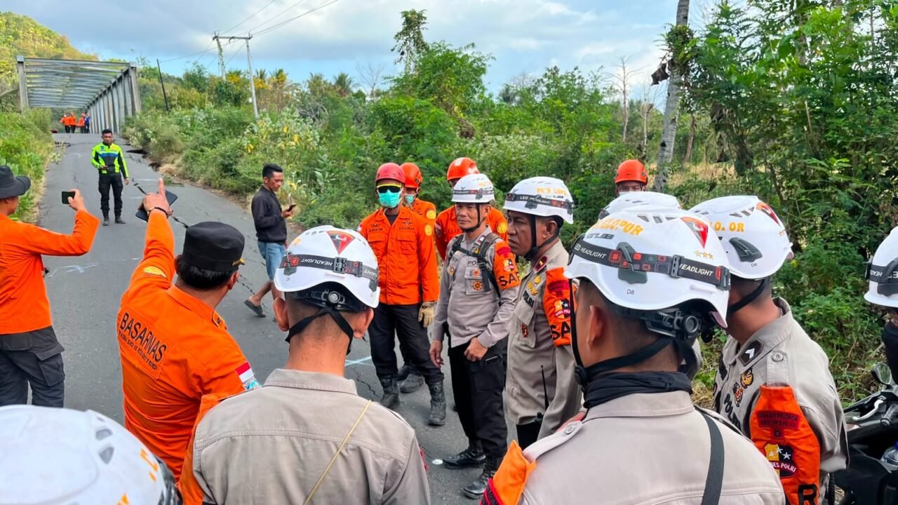 Hari Ke-6 Pascagempa, Polri Terus Bergerak: Brimob dan Bantuan Logistik Konsisten Dikirim ke NTT
