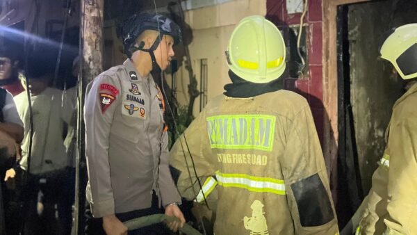 Brimob Polda Metro Jaya Kerahkan AWC dan Tim SAR, Sigap Bantu Penanganan Kebakaran di Paseban