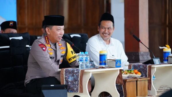 Kapolri Bersama Gus Baha: Jaga Persatuan agar Indonesia Terus Tumbuh dan Maju