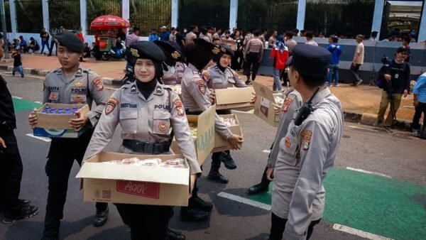 Pelayanan Humanis di DPR, Polisi Bagikan Konsumsi kepada Massa Aksi