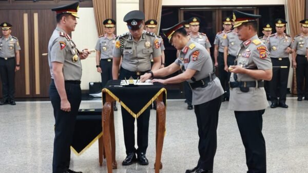 Kapolri Pimpin Sertijab Kakorlantas dan Tiga Kapolda di Mabes Polri