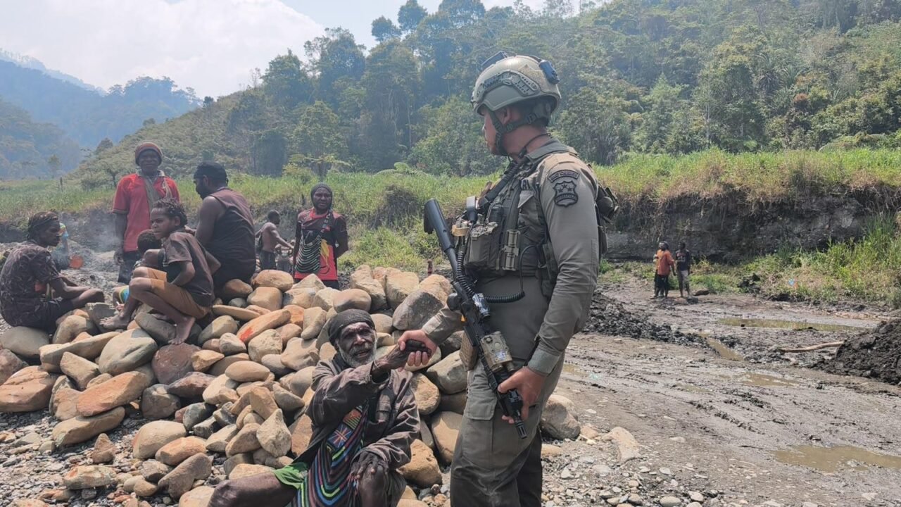 PERERAT KEDEKATAN DENGAN WARGA, SATGAS DAMAI CARTENZ GELAR PATROLI HUMANIS DI KAMPUNG WANDOGA
