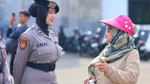 Polisi Bersama Masyarakat, Polwan Sambut Peserta Aksi dengan Spanduk dan Dialog Humanis
