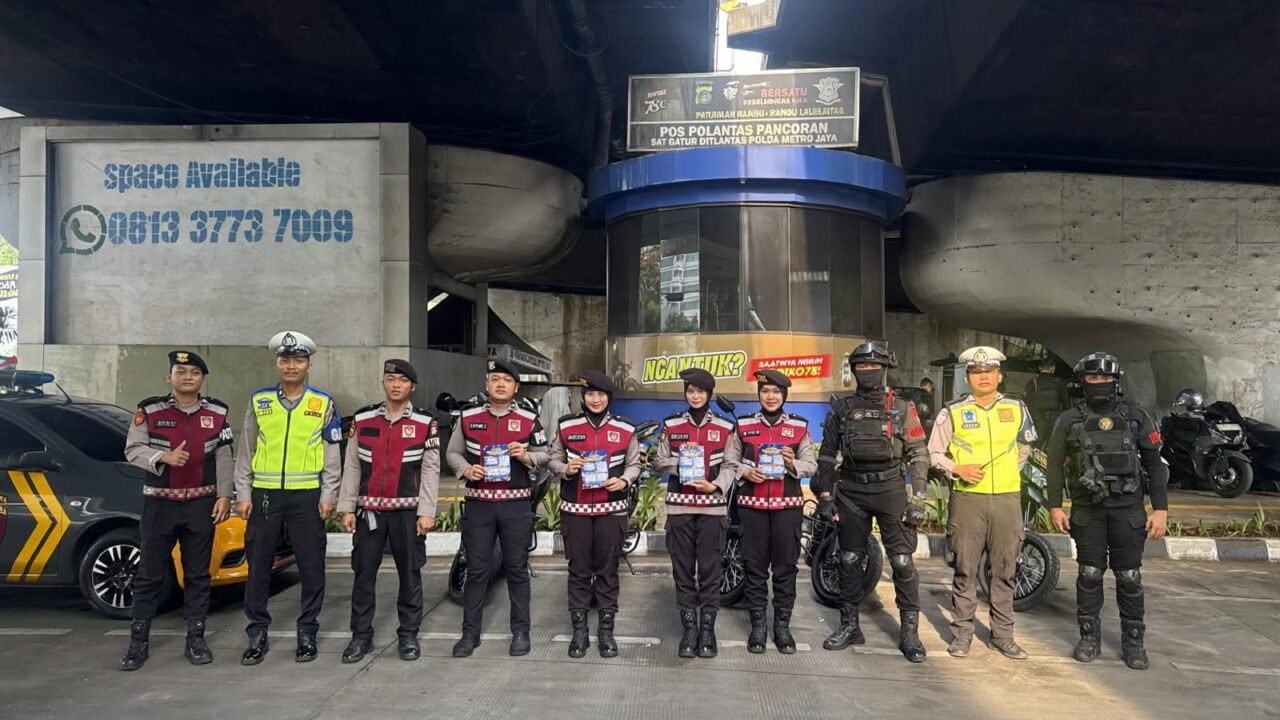 Edukasi di TL Pancoran, Satgas Preemtif Polda Metro Jaya Ingatkan Pengendara Tertib Berlalu Lintas