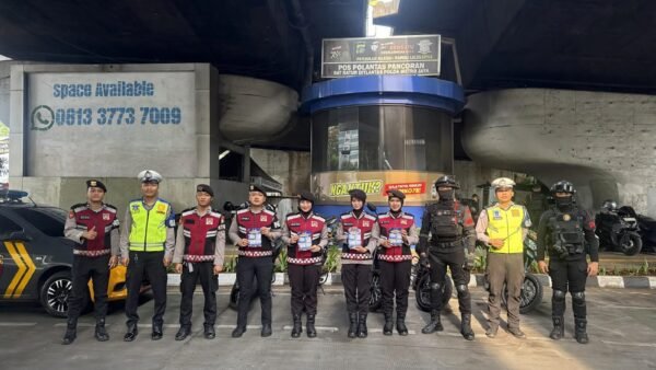 Edukasi di TL Pancoran, Satgas Preemtif Polda Metro Jaya Ingatkan Pengendara Tertib Berlalu Lintas