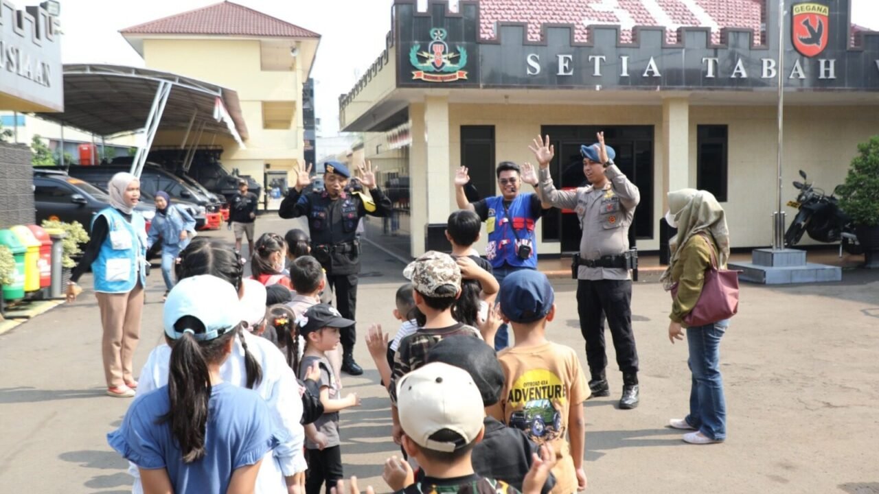Brimob Polda Metro Jaya Dekatkan Polisi dengan Anak Lewat Kunjungan Edukatif