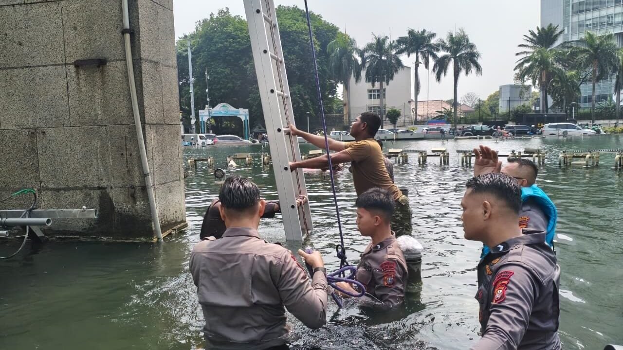 Brimob Polda Metro Jaya Evakuasi 6 Aktivis Greenpeace di Bundaran HI