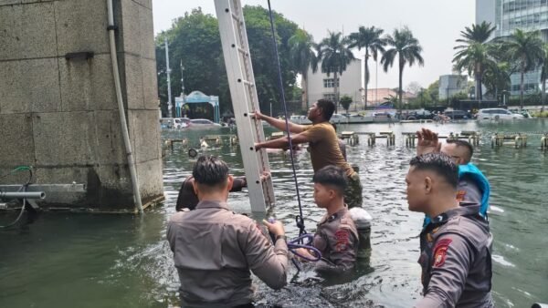 Brimob Polda Metro Jaya Evakuasi 6 Aktivis Greenpeace di Bundaran HI