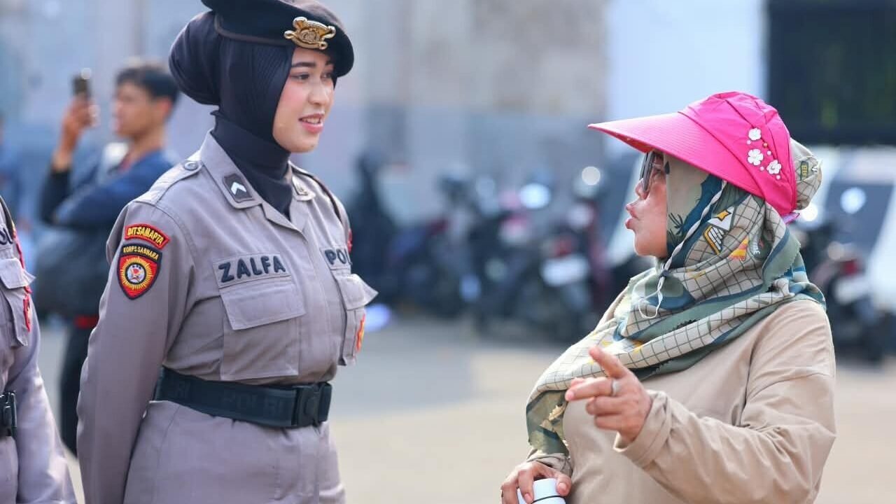 Polisi Bersama Masyarakat, Polwan Sambut Peserta Aksi dengan Spanduk dan Dialog Humanis