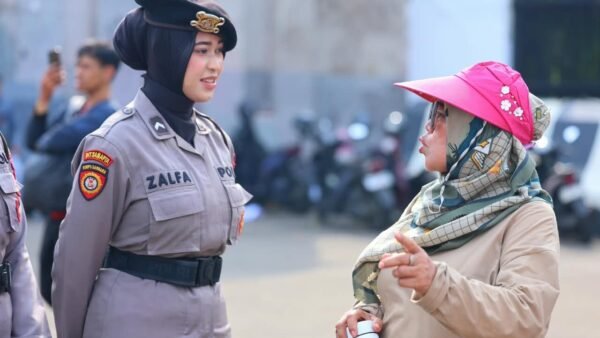 Polisi Bersama Masyarakat, Polwan Sambut Peserta Aksi dengan Spanduk dan Dialog Humanis