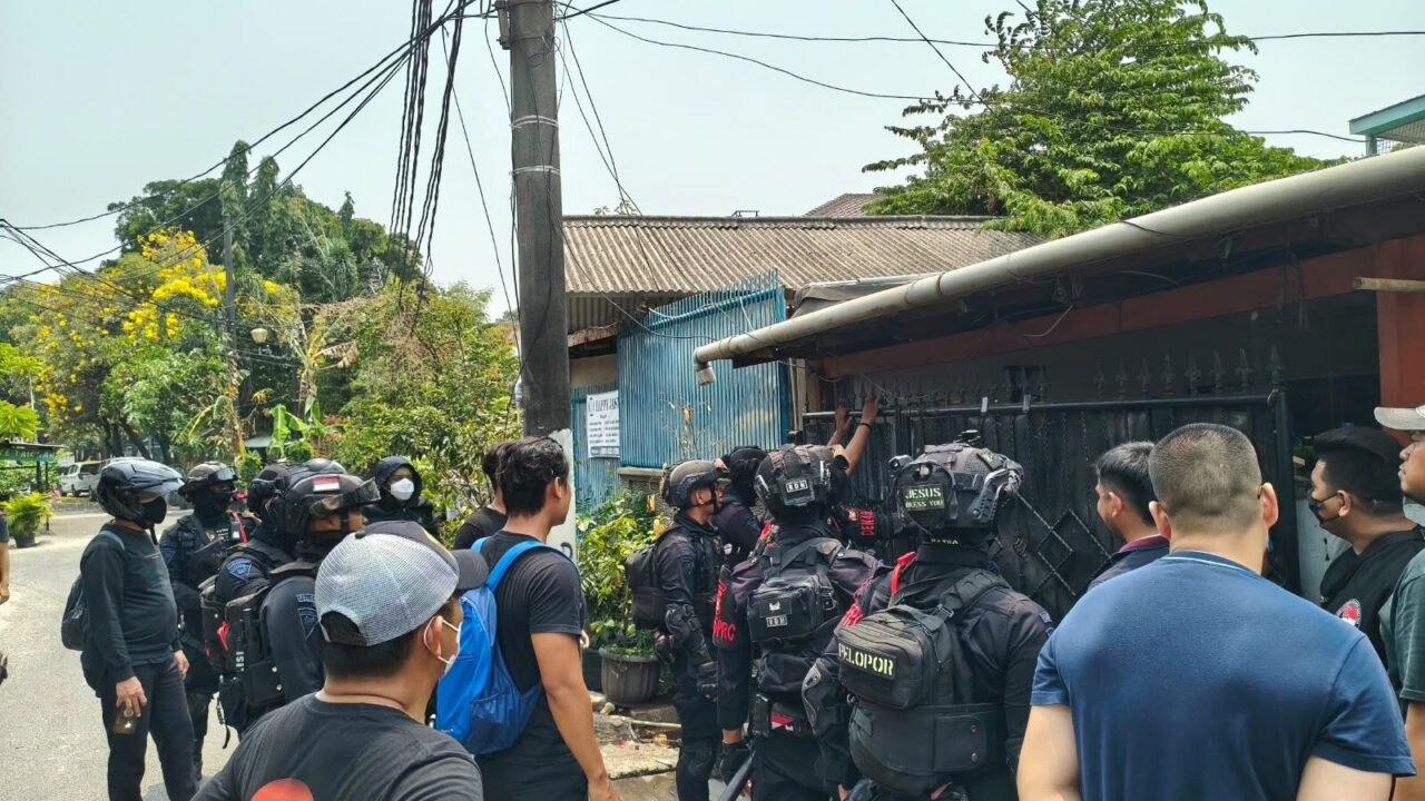 Brimob Dukung Kegiatan Ditresnarkoba di Kampung Ambon, Dua Orang Diamankan