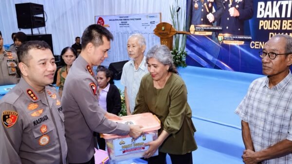 Polisi Bersama Masyarakat, Polda Metro Jaya Gelar Bakti Kesehatan dan Salurkan 1.000 Paket Sembako di Kampung Ambon