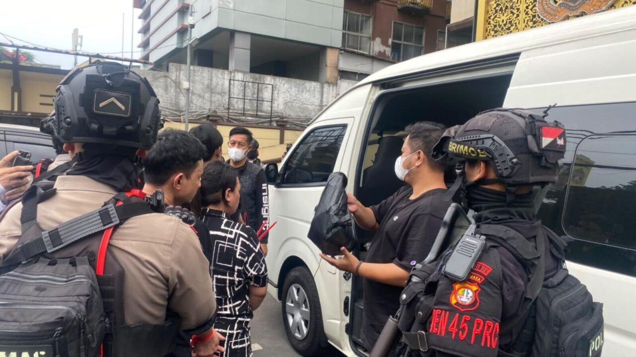 Brimob Polda Metro Jaya Dukung Operasi Narkotika di Kampung Berlan, 8 Orang Diamankan