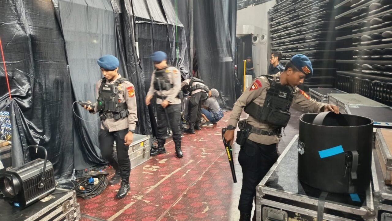 Brimob Polda Metro Jaya Sterilisasi Indonesia Arena Pastikan Aman Jelang Konser LANY The World Tour 2026