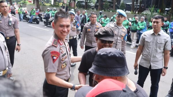 Sabtu Bahagia Bersama Ojol, Kapolda Metro Jaya Sapa Pengemudi dan Ajak Peduli Kesehatan
